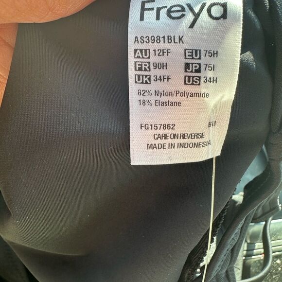 Freya BLACK Remix
Convertible Underwire One-Piece Swimsuit, size US 34H - Picture 6 of 16